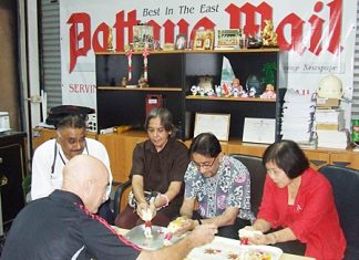 The Pattaya Mail Media Group, held a ‘Rod nam dam hua’ ceremony in our businesses premises where Martin Bilsborrow, our sports editor joined family and staff in pouring lustral water on the hands of our elders Marlowe Malhotra (2nd right) Pratheep Malhotra (left), Jasmeet Malhotra (2nd right) and Supatra Samleekaew (right) and received blessings in return.